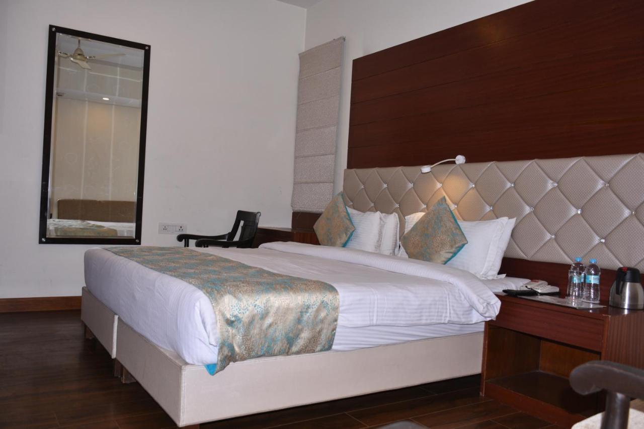 Hotel Meadows Váránaszi Kültér fotó
