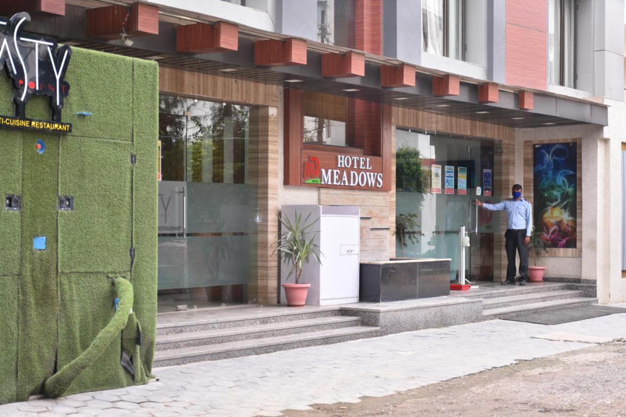 Hotel Meadows Váránaszi Kültér fotó