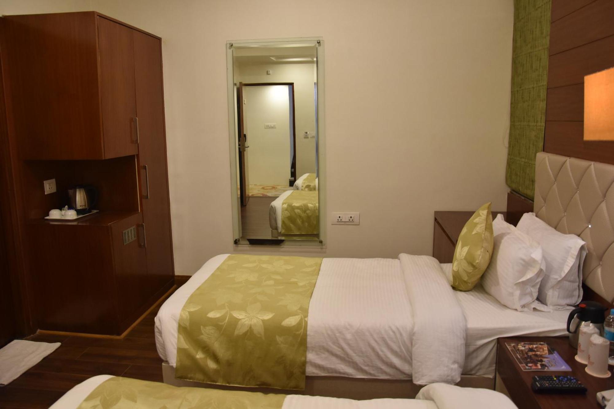 Hotel Meadows Váránaszi Kültér fotó