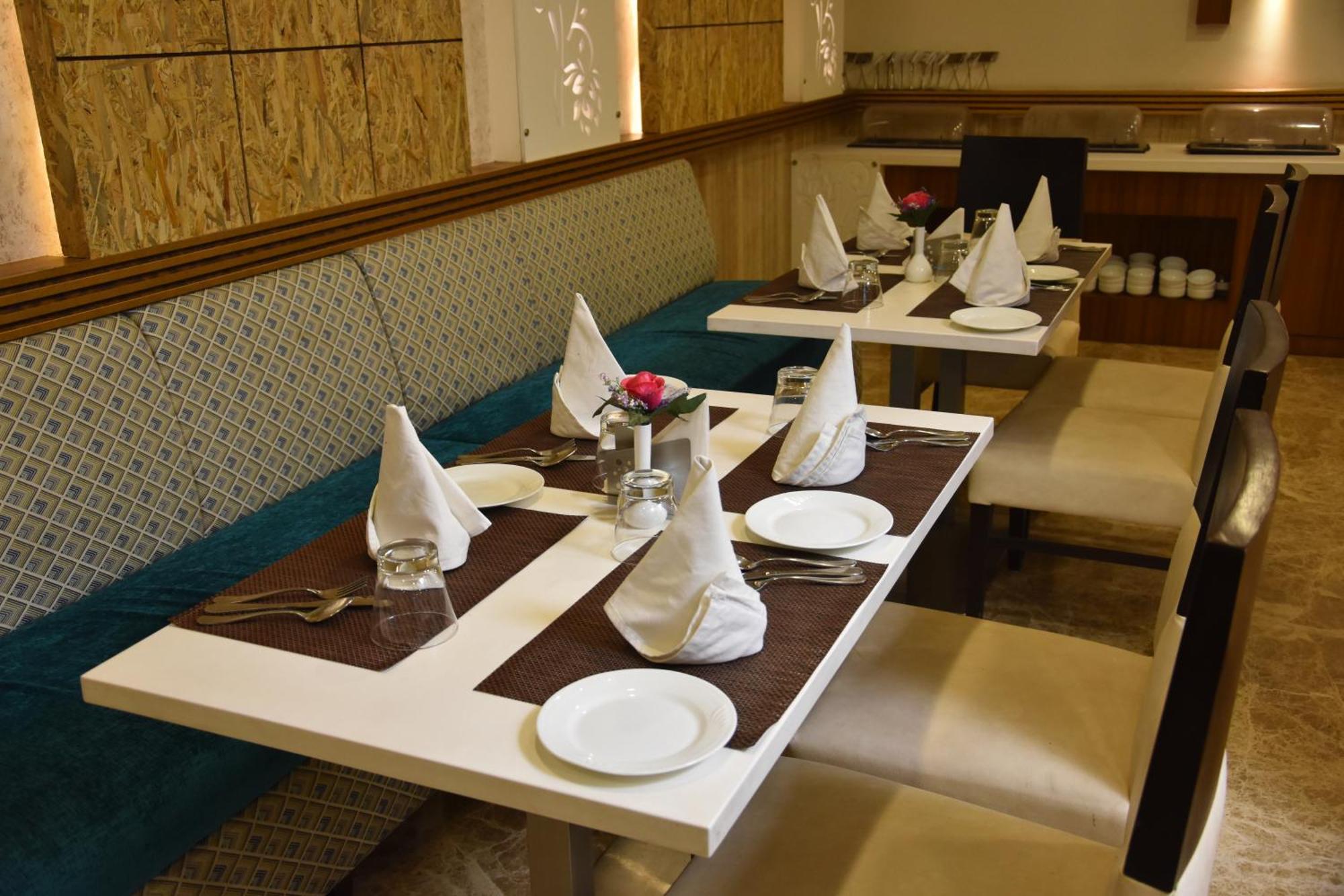 Hotel Meadows Váránaszi Kültér fotó