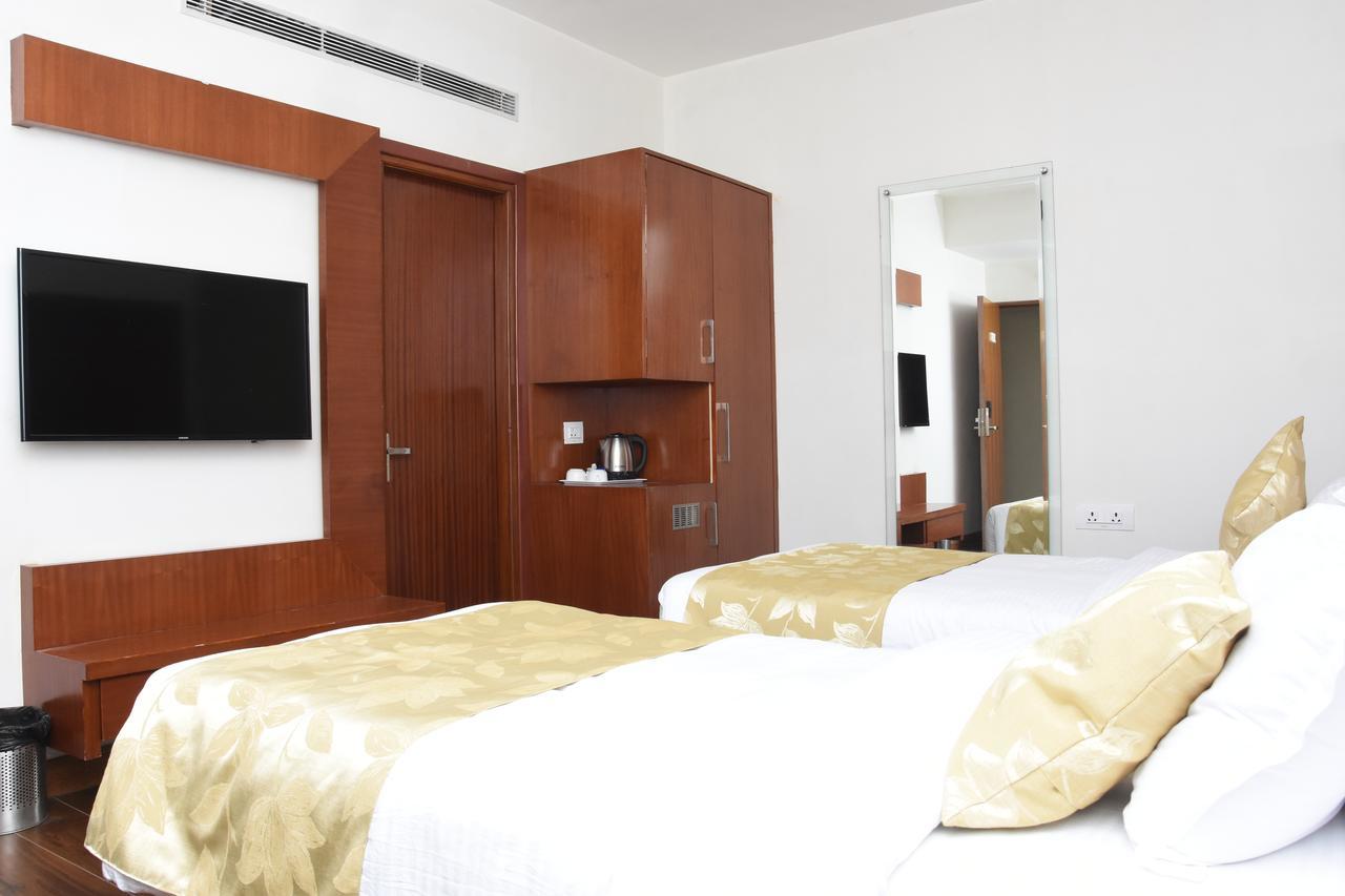 Hotel Meadows Váránaszi Kültér fotó