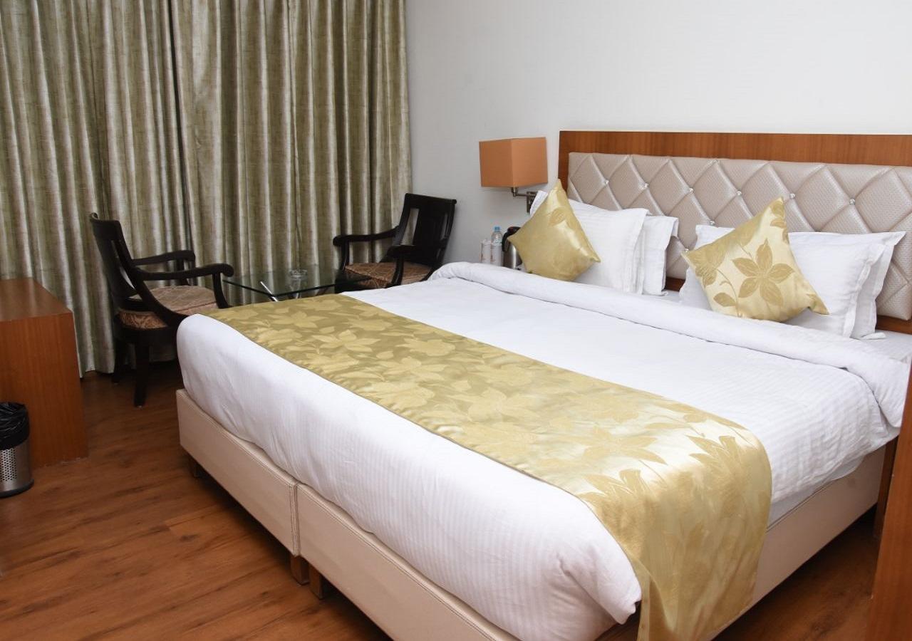 Hotel Meadows Váránaszi Kültér fotó