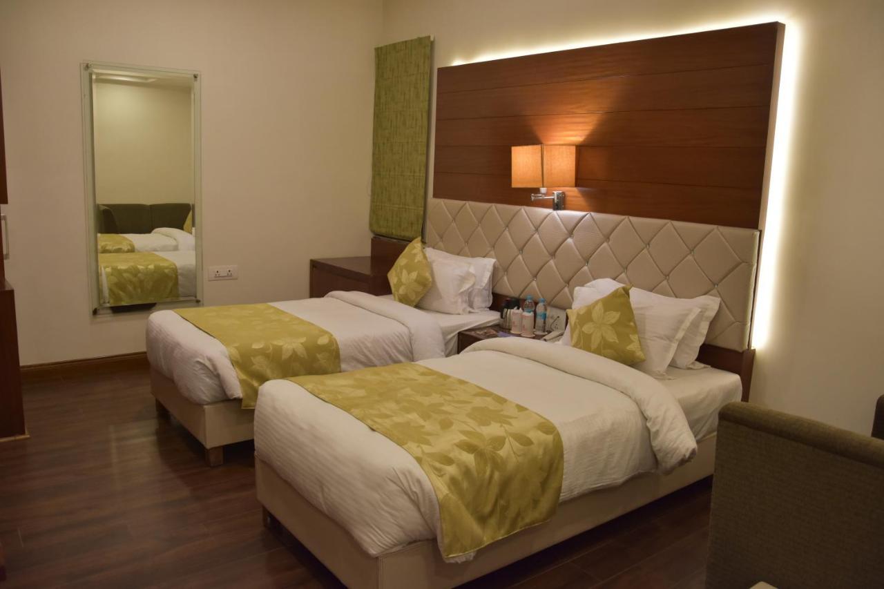 Hotel Meadows Váránaszi Kültér fotó